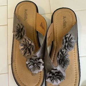 BNNBW flower flip flops.